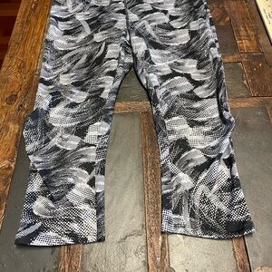 Danskin Now Black and Gray Patterned Capris Leggings